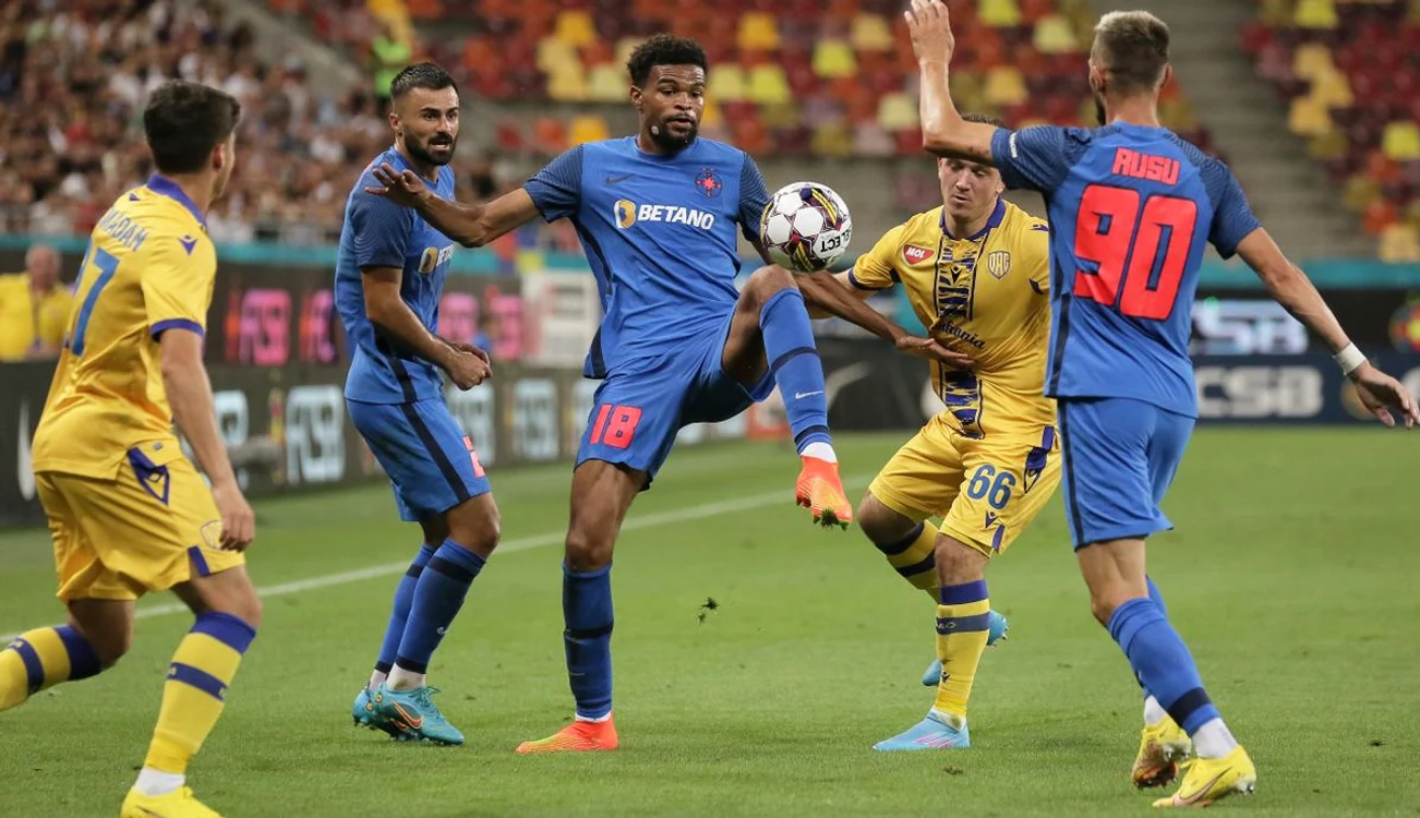 FCSB s-a luptat pentru fiecare minge cu Șahtior Soligorsk (FOTO: Sportpictures)