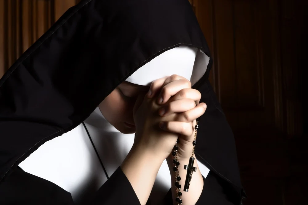 Misterul călugăriței care a lăsat orașul Sibiu în beznă: a tăiat cu un clește zeci de cabluri și a provocat pagube de aproape 40.000 de lei