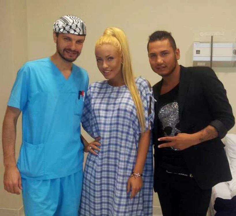 Loredana Chivu, imediat după operaţia la sâni, alături de Adrian Pescariu şi medicul Kasem Abu Bakr. (Foto: arhiva personală)