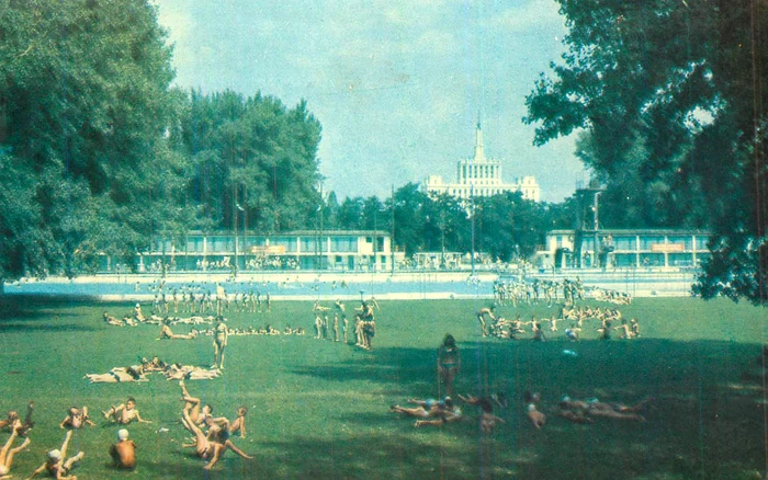 Ștrandul Tineretului în anii '60. Foto Delcampe.net