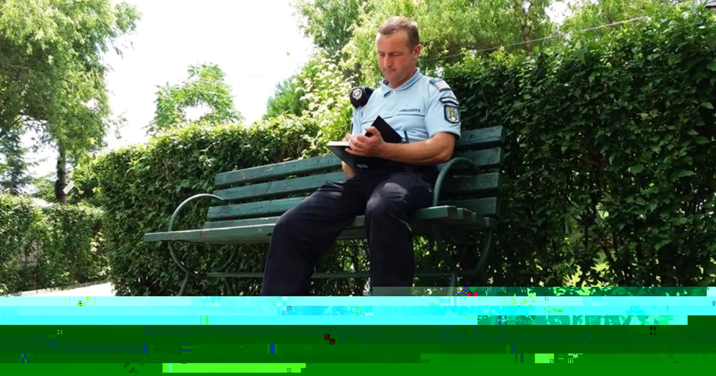Florin Tudoran, surprins în momentul în care scria poezia "Pe bancă", în curtea Inspectoratului Şcolar Judeţean Prahova FOTO Facebook