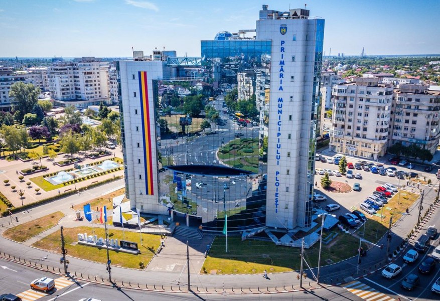 Dosarul înșelăciunii imobiliare. Doi şefi din Primăria Ploieşti, reţinuți alături de un complice