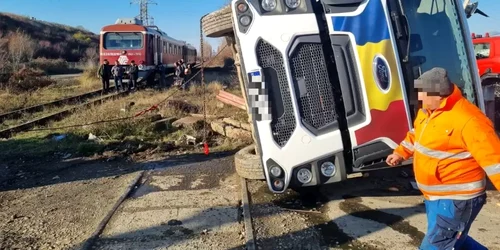 Mașină de colectare gunoi, lovită de tren, la Aninoasa. FOTO dambovitapress.ro