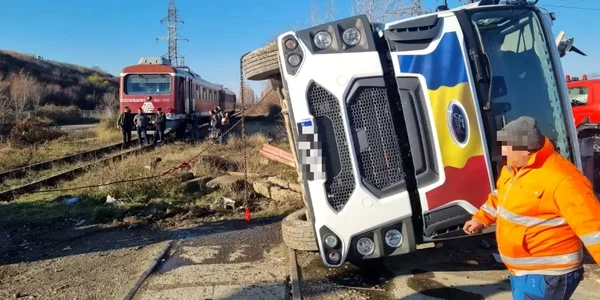 Mașină de colectare gunoi, lovită de tren, la Aninoasa. FOTO dambovitapress.ro
