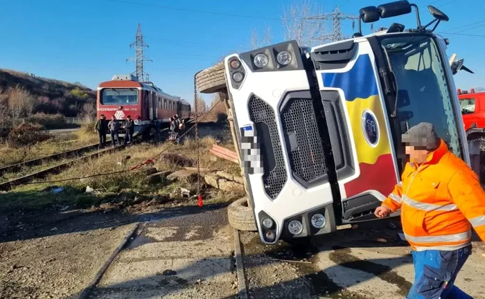 Mașină de colectare gunoi, lovită de tren, la Aninoasa. FOTO dambovitapress.ro