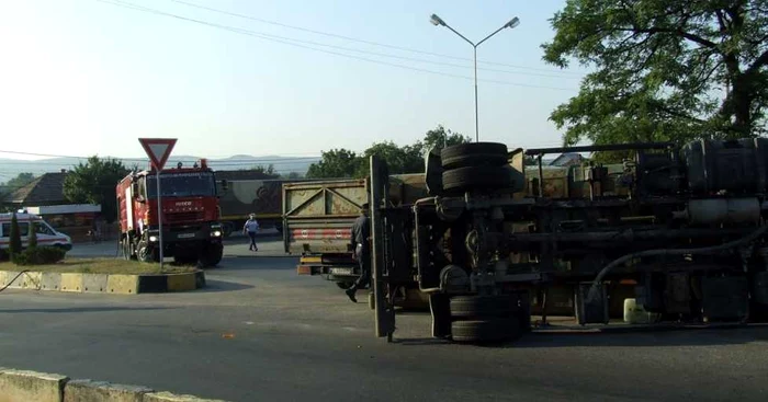 Camionul cu oxigen care s-a răsturnat la intrarea pe pasarela de la Oltchim