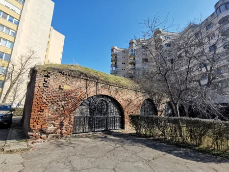 Bucata din fostul zid de fortificaţie a Timişorei aşteaptă să fie restaurată FOTO Ş.Both