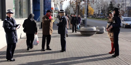 Poliţiştii, angajaţii D.G.A. şi jandarmii au împărţit pliante despre lupta anticorupţie şi la Slatina