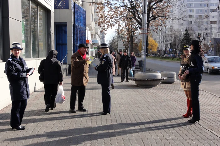 Poliţiştii, angajaţii D.G.A. şi jandarmii au împărţit pliante despre lupta anticorupţie şi la Slatina