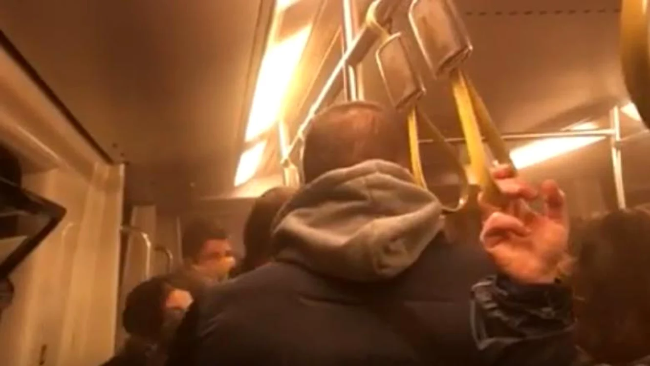 Călătorii care circulau vineri dimineața (6 decembrie) cu metroul din București au avut parte de momente de panicăFOTO: digi24.ro