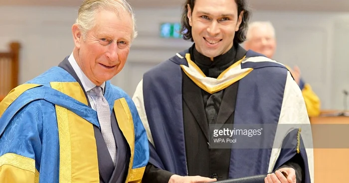 Dirijorul Vladimir Jurowski şi Charles, prinţ de Wales, în momentul decorării