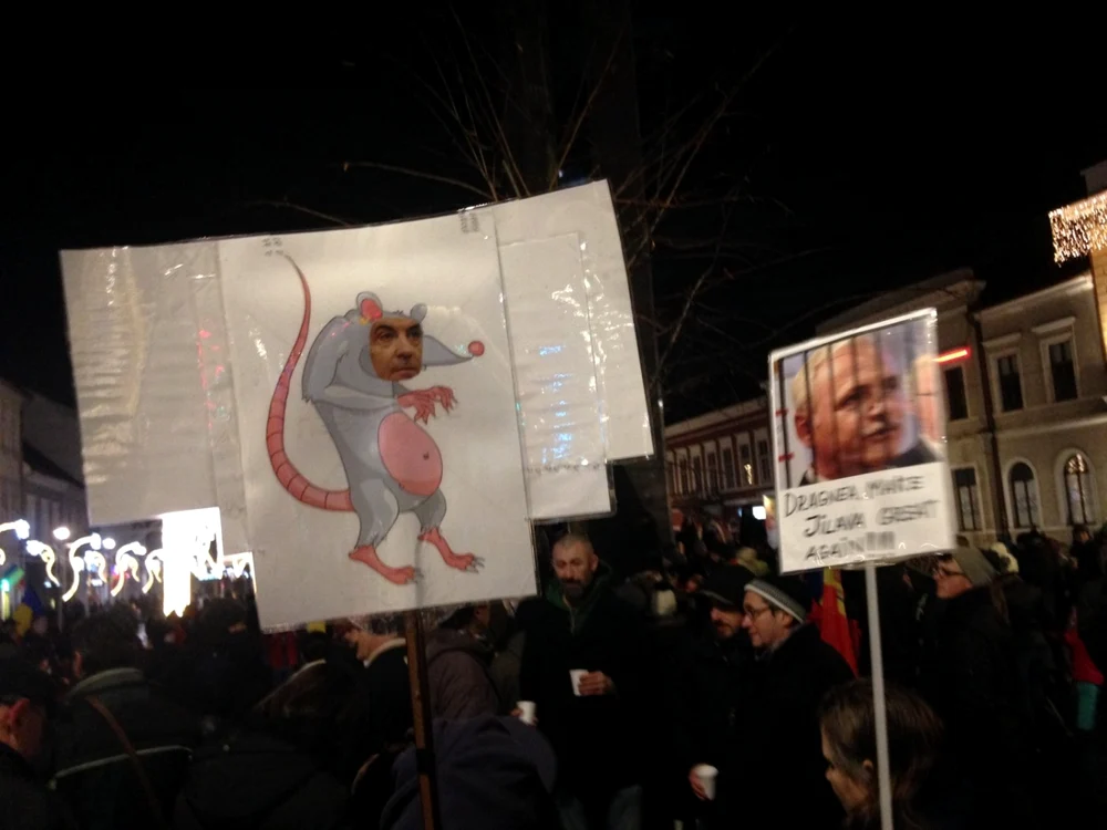 Sute de clujeni au cerut din nou demisia lui Liviu Dragnea şi Călin Popescu Tăriceanu. FOTO: Ştefan Lică