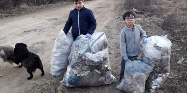 copiii care si au sacrificat o zi de joaca pentru curatenie