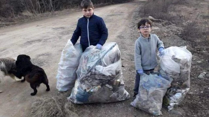 Andrei şi Giorgian au strâns patru saci de deşeuri. FOTO: www.monitoruldedorna.ro