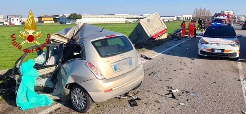 Șofer român de TIR implicat într-un accident teribil în Italia: două persoane au murit