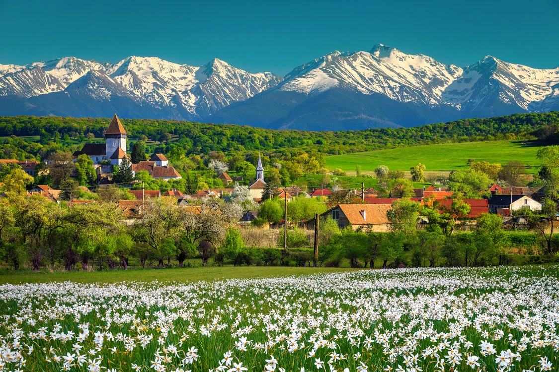 Imagine idilică a unui sat transilvănean de la poalele Munților Retezat FOTO Shutterstock