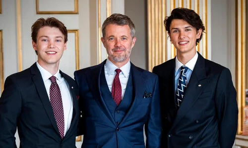 Contele Felix de Monpezat și Contele Nikolai de Monpezat, alături de unchiul lor, Regele Frederik   Casa Regală daneză jpg