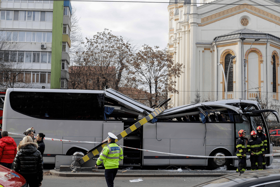 Pasagerii autocarului grecesc implicat în accidentul din Pasajul Unirii dau în judecată autoritățile române