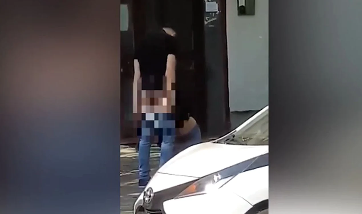 
    Cei doi tineri s-au ales cu un dosar penal de tulburarea ordinii şi liniştii publice Foto: captură video  