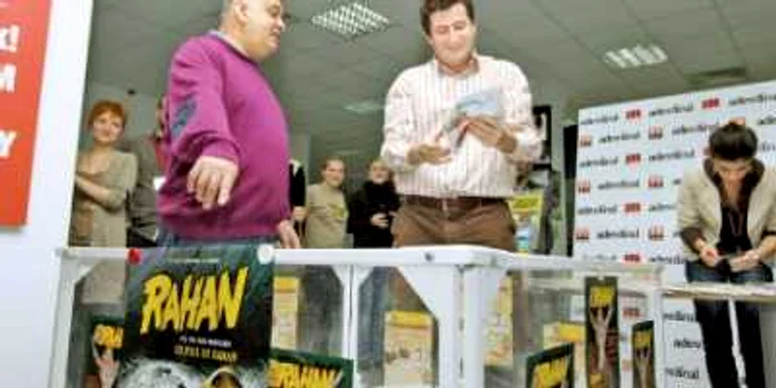 Peter L. Imre (stânga) şi Grigore Cartianu la extragerea pentru concursul „Rahan“