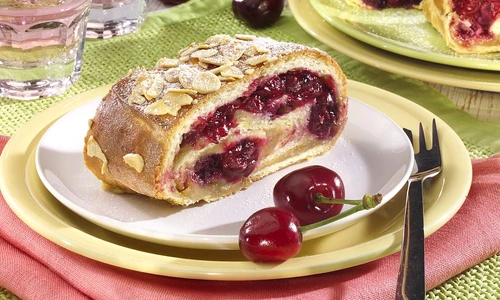 strudel cu cirese si migdale jpeg