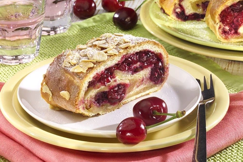 strudel cu cirese si migdale jpeg