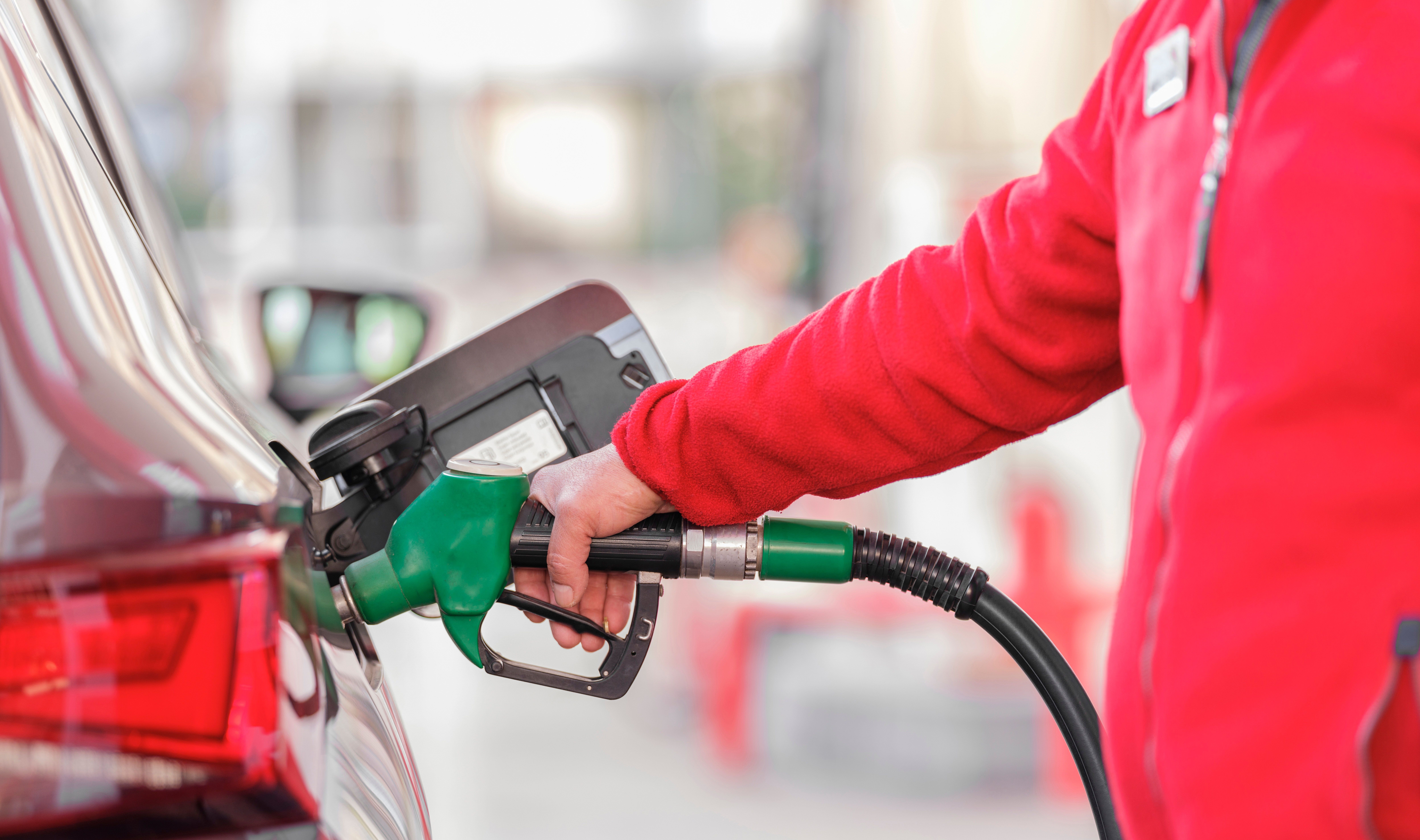 Carburanții se ieftinesc ușor: benzina a scăzut sub 8 lei/litru, dar prețurile rămân ridicate după criza din Iran