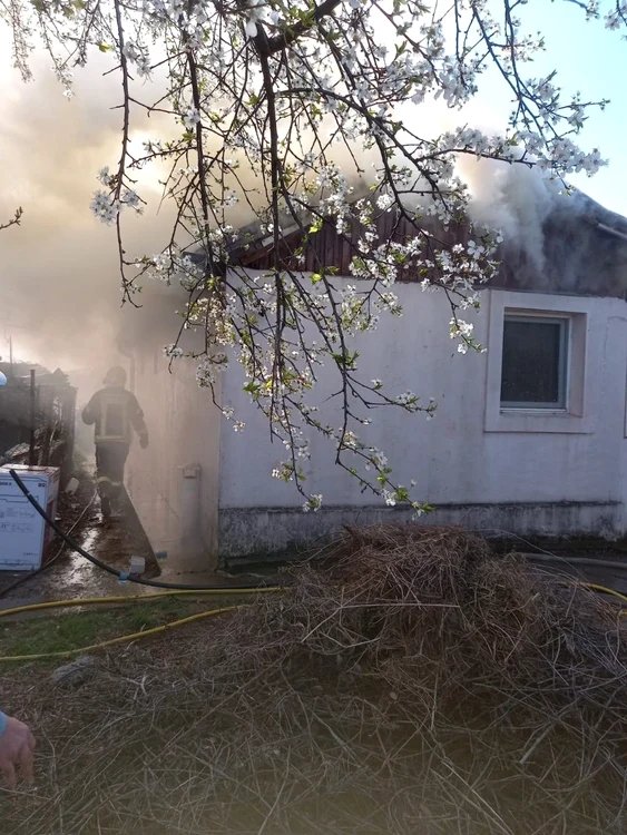 Focul a fost provocat de neglijenţa proprietarilor casei FOTO ISU Ialomiţa