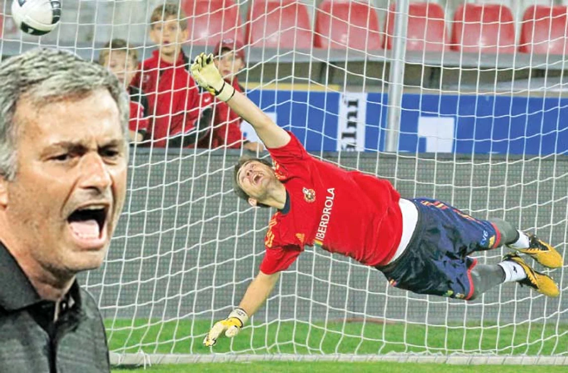 
    Presa din Spania a vuit ieri, cei de la "Sport" aruncând bomba: Jose Mourinho nu-l mai suportă pe goalkeeper-ul de 30 de ani şi i s-a plâns preşedintelui clubului, Perez.  