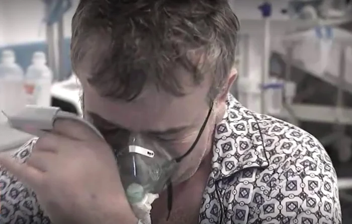 
    Un pacient internat la terapie intensivă plânge și regretă că nu a avut mai multă grijăfoto: captură PRO TV  