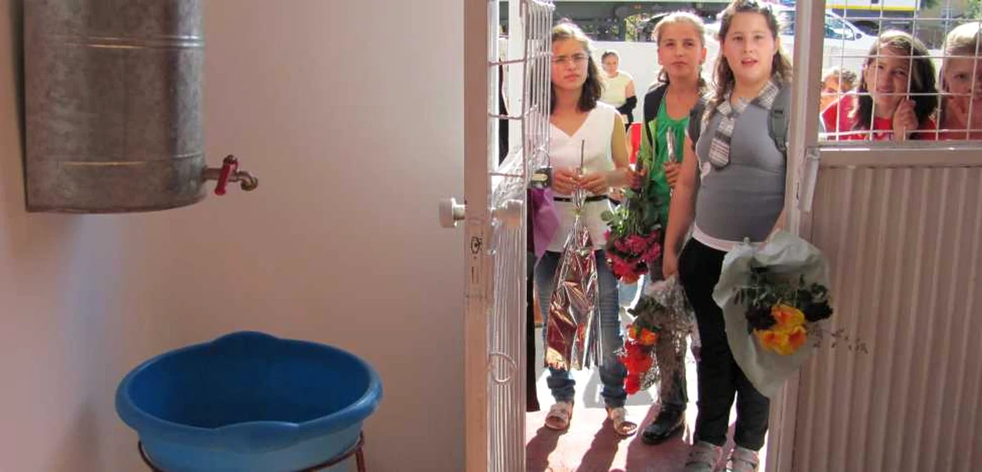 Elevii sunt nevoiţi să se spele la lighean cu apă dintr-un rezervor de tablă