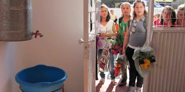 Elevii sunt nevoiţi să se spele la lighean cu apă dintr-un rezervor de tablă