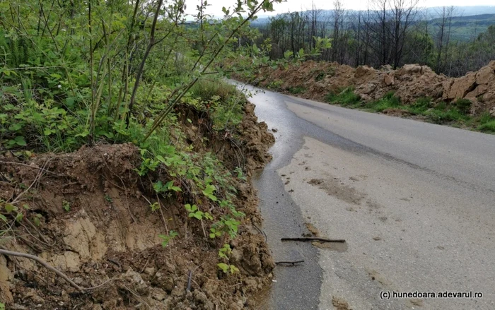 alunecare de teren pe drumul spre cetatile dacice foto daniel guta adevarul