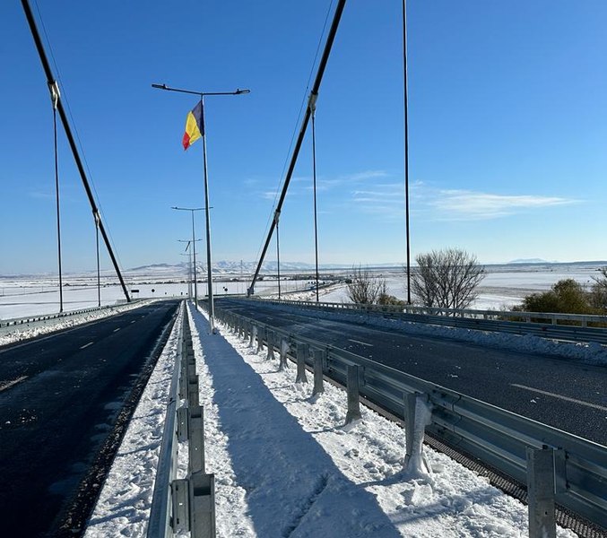 Posibile căderi de gheață pe podul de la Brăila, de pe macaralele care nu au fost încă demontate 