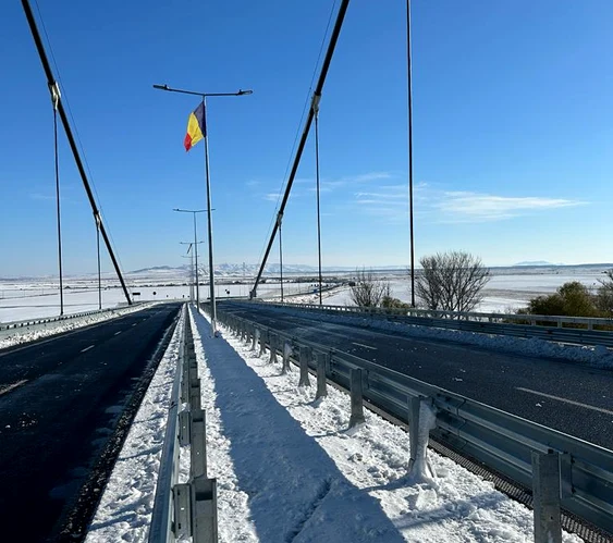 Posibile căderi de gheață de pe macarale, pe podul de la Brăila FOTO: Direcția Regională de Drumuri