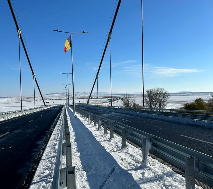 Posibile căderi de gheață de pe macarale, pe podul de la Brăila FOTO: Direcția Regională de Drumuri