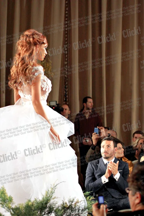 
    La prezentarea de modă a Cosminei Englizian,  „Prinţul” şi-a asigurat loc în primul rând,  ca să o poată admira de aproape pe Bianca  