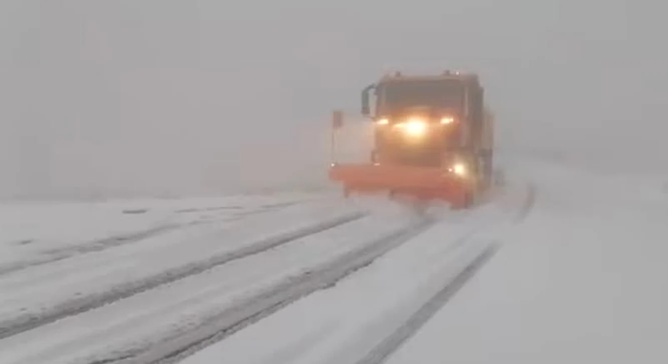 Transfăgărășan închis din cauza ninsorilor abundente și viscolului FOTO: CNAIR