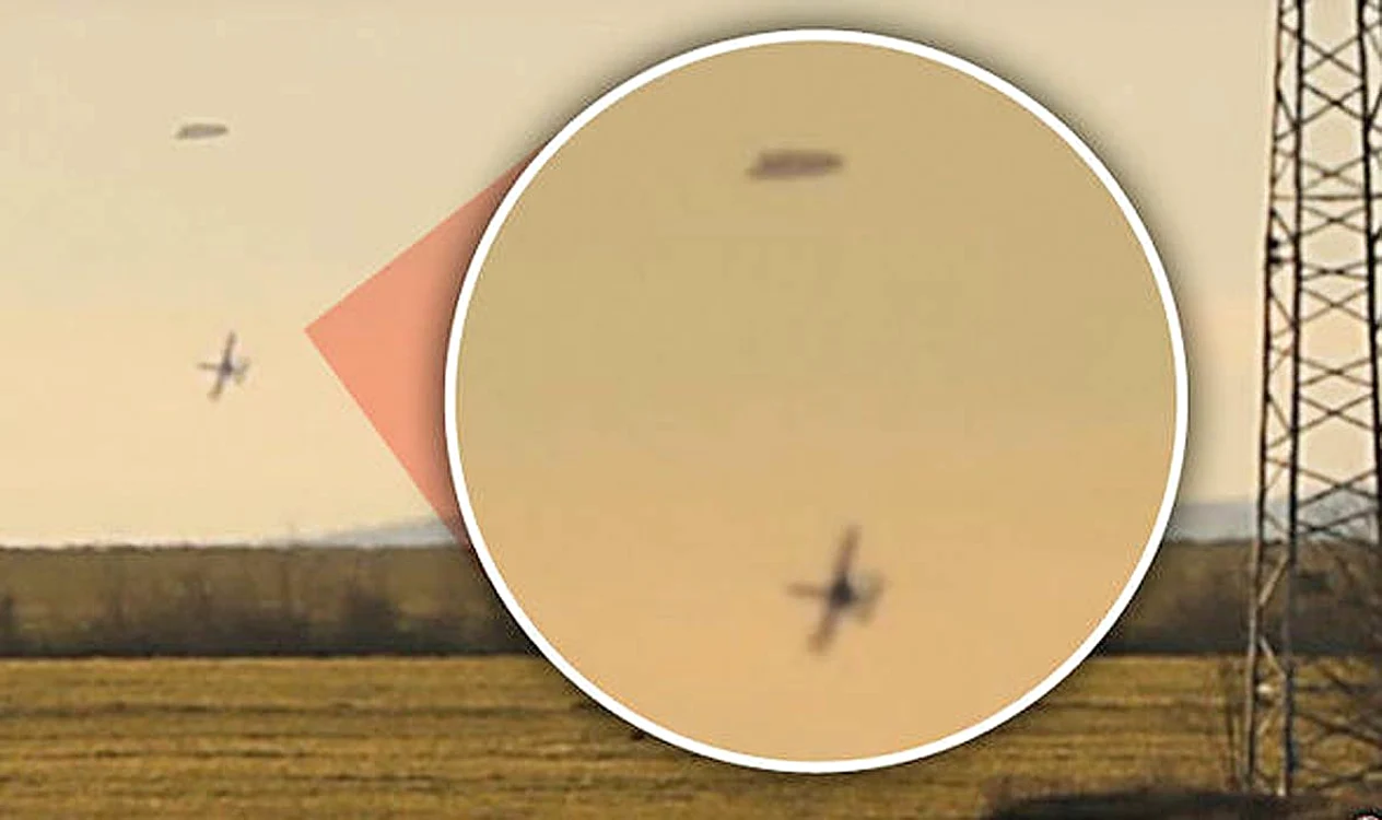 
    Un fotograf amator a surprins un spectacol aviatic neobişnuit  