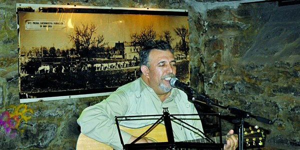 Vasile Neamţu cântă muzică folk în localuri din Lugoj şi Reşiţa