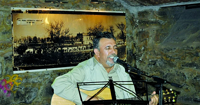 Vasile Neamţu cântă muzică folk în localuri din Lugoj şi Reşiţa