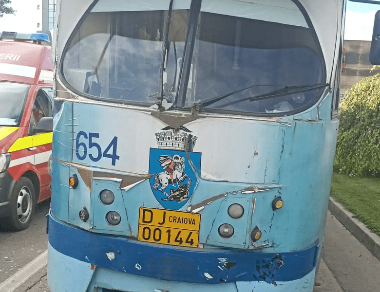 Accident între două tramvaie în Craiova. Doi pasageri au ajuns la spital