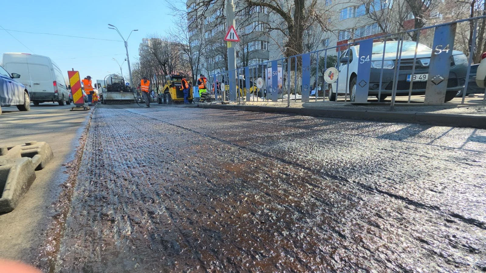 Peste 60% din gropile de pe bulevardele Sectorului 4 au fost reparate, iar spațiile verzi au fost igienizate. A început refacerea marcajelor rutiere