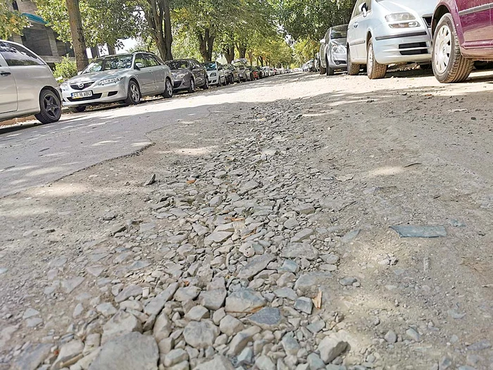 Străzile şi parcările n-au mai fost asfaltate de ani buni