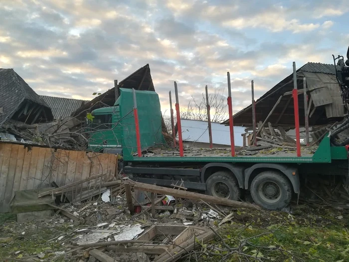 
    În urma unui accident, un TIR a intrat într-o locuințăFoto: News.ro  