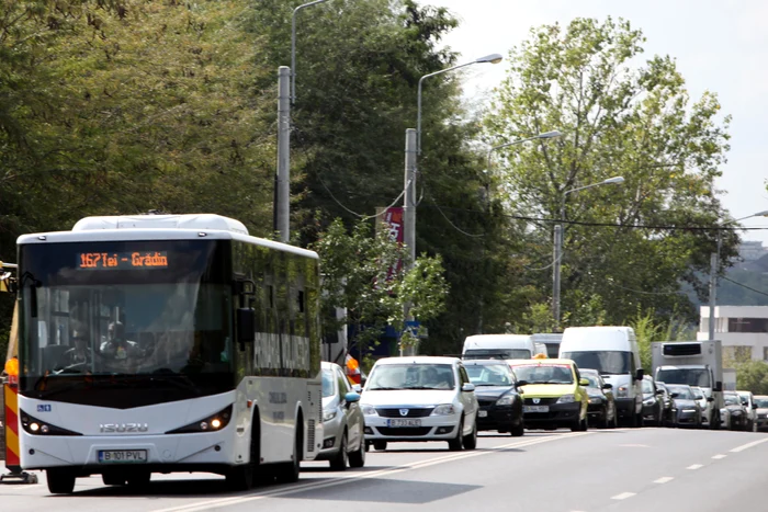 
    A început nebunia în nordul Capitalei, după ce o porțiune din Șoseaua Petricani a fost restricționată pentru lucrări la Autostrada 3FOTO: Florin Șuler  