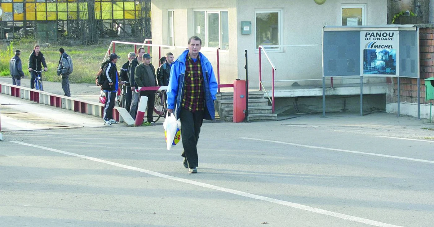 La ora 15.15, bariera de la poarta fabricii se ridică, iar oamenii care mai vin la oţelărie pentru lucrări de întreţinere pleacă spre casele lor trişti şi resemnaţi FOTO ŞTEFAN BOTH