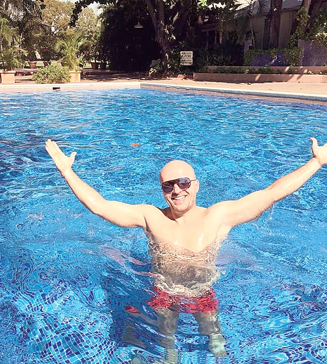 Costi se răsfață la piscina unui hotel de cinci stele din Jamaica