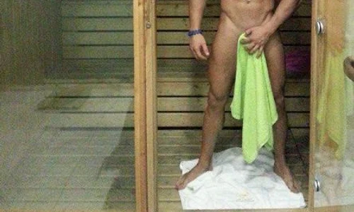 Theo lucrează de 6 ani în lumea filmelor porno jpeg