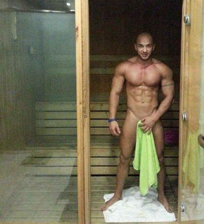 Theo lucrează de 6 ani în lumea filmelor porno